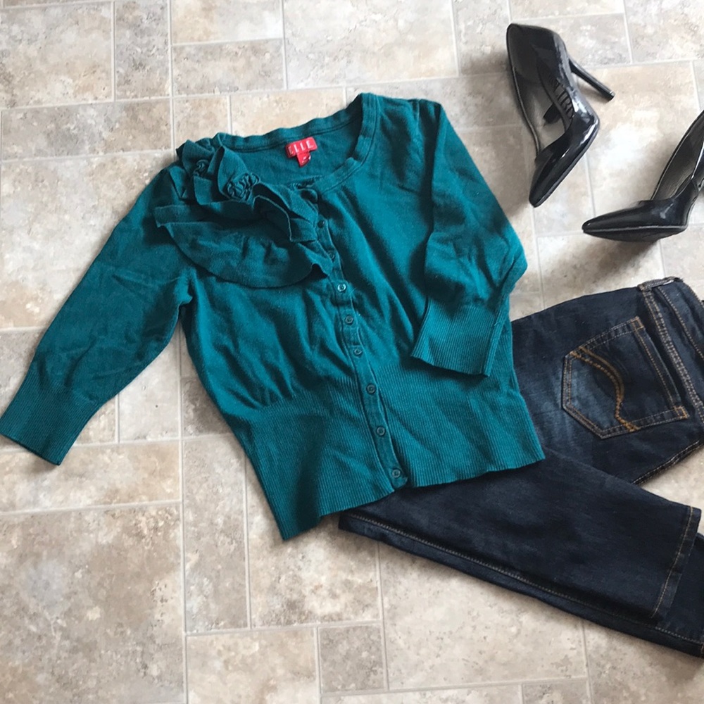 Super cute teal cardigan.